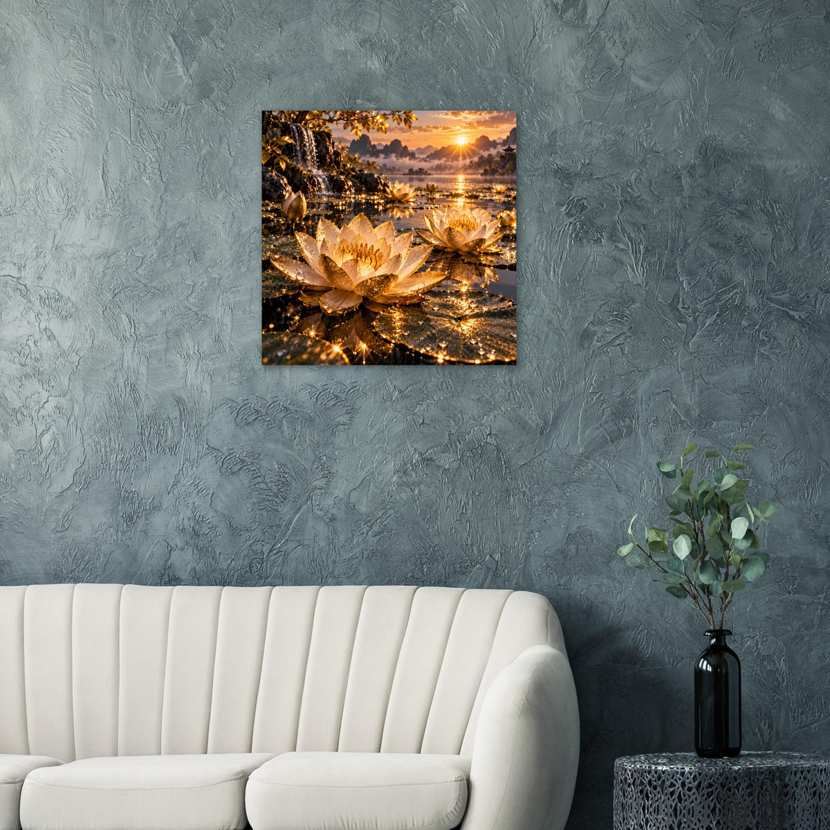 Quadratisches Poster mit goldener Lotusblüte, Sonnenuntergang am Wasser, leuchtende Lichter