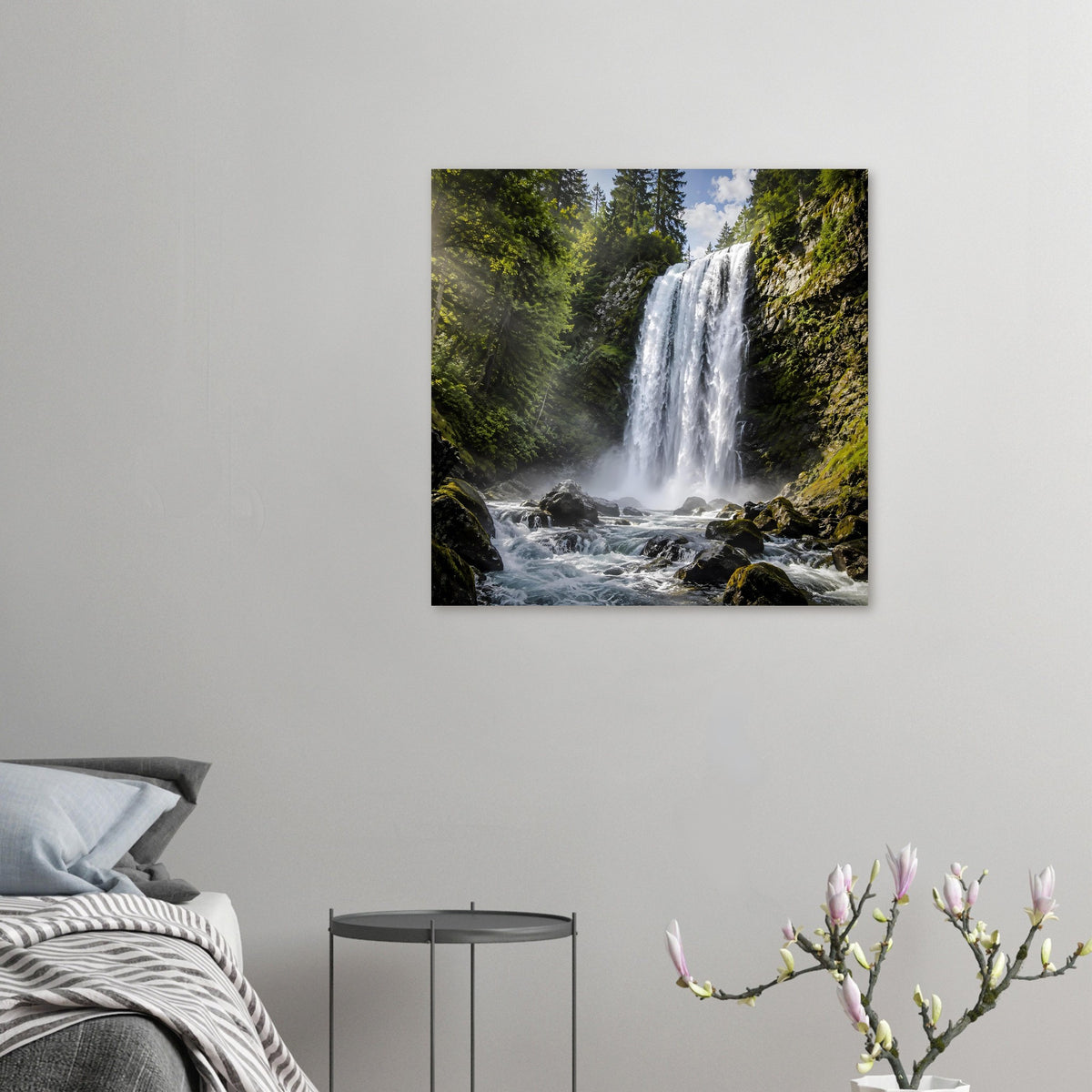 Wasserfall-Fotoposter an der Wand über Sofa und Blumenstrauß