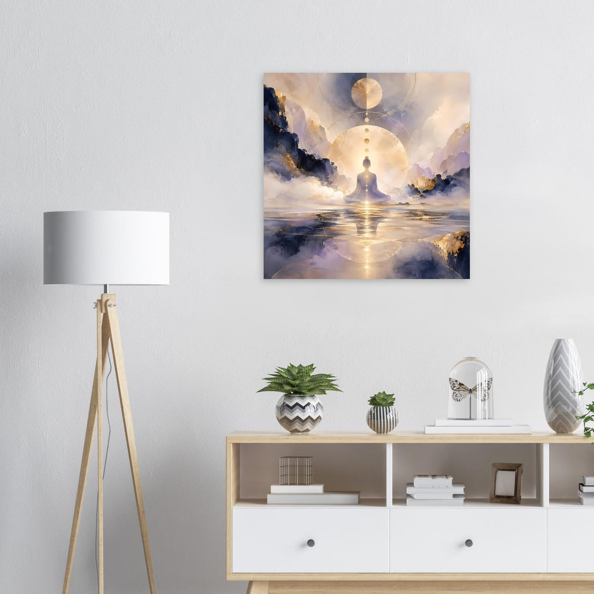 Quadratisches Poster mit Meditationsfigur, goldenen Lichtringen über spiegelndem Wasser und Wolken