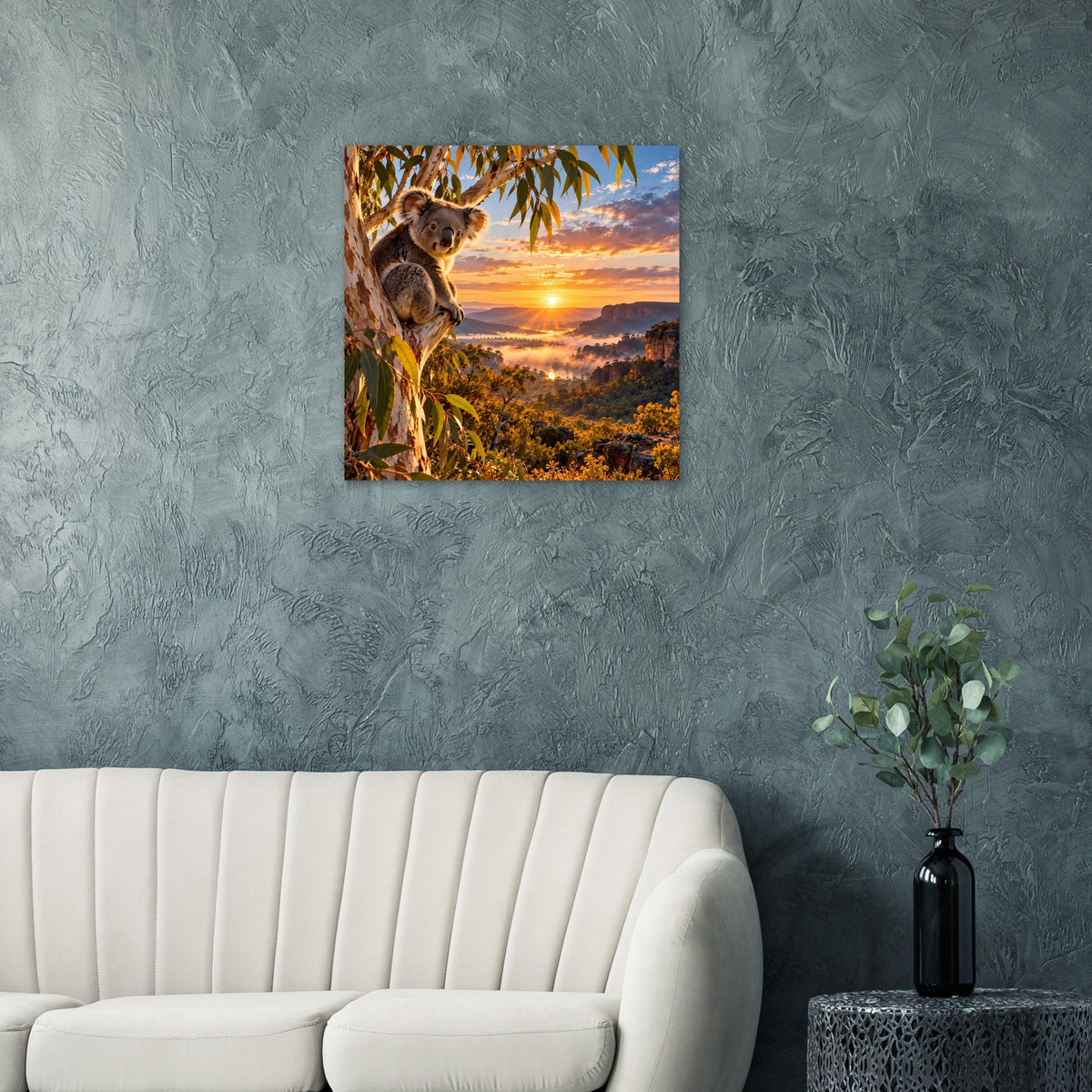 Quadratisches Poster mit Koala auf Baumast vor Sonnenuntergang und weitläufigem Buschland