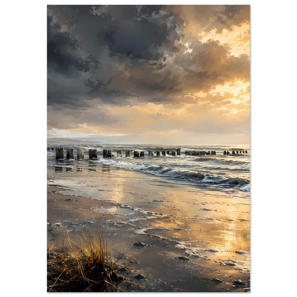 Poster im Hochformat: Strand, Wellenlinie und goldene Abendsonne mit dunklen Wolken