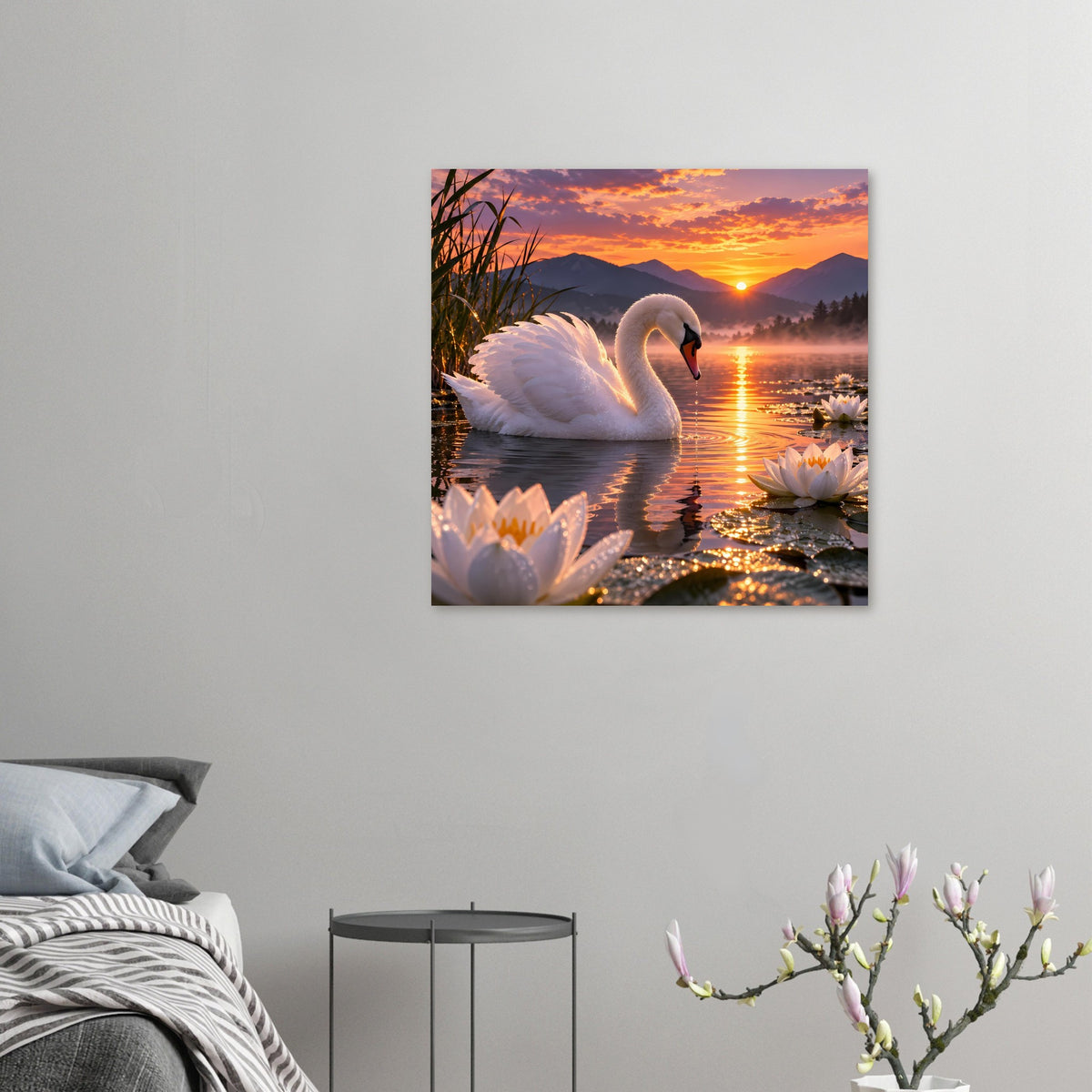 Kleines Poster an der Wand mit weißem Schwan auf dem See zwischen Seerosen im Sonnenuntergang