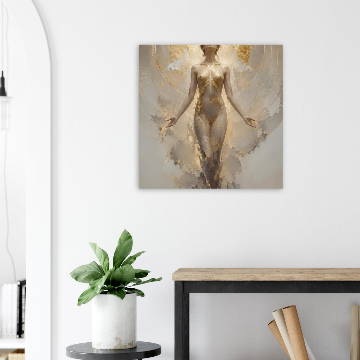 Poster mit schwebender Frauenfigur, cremefarben und gold, abstrakte Schwingen um die Figur
