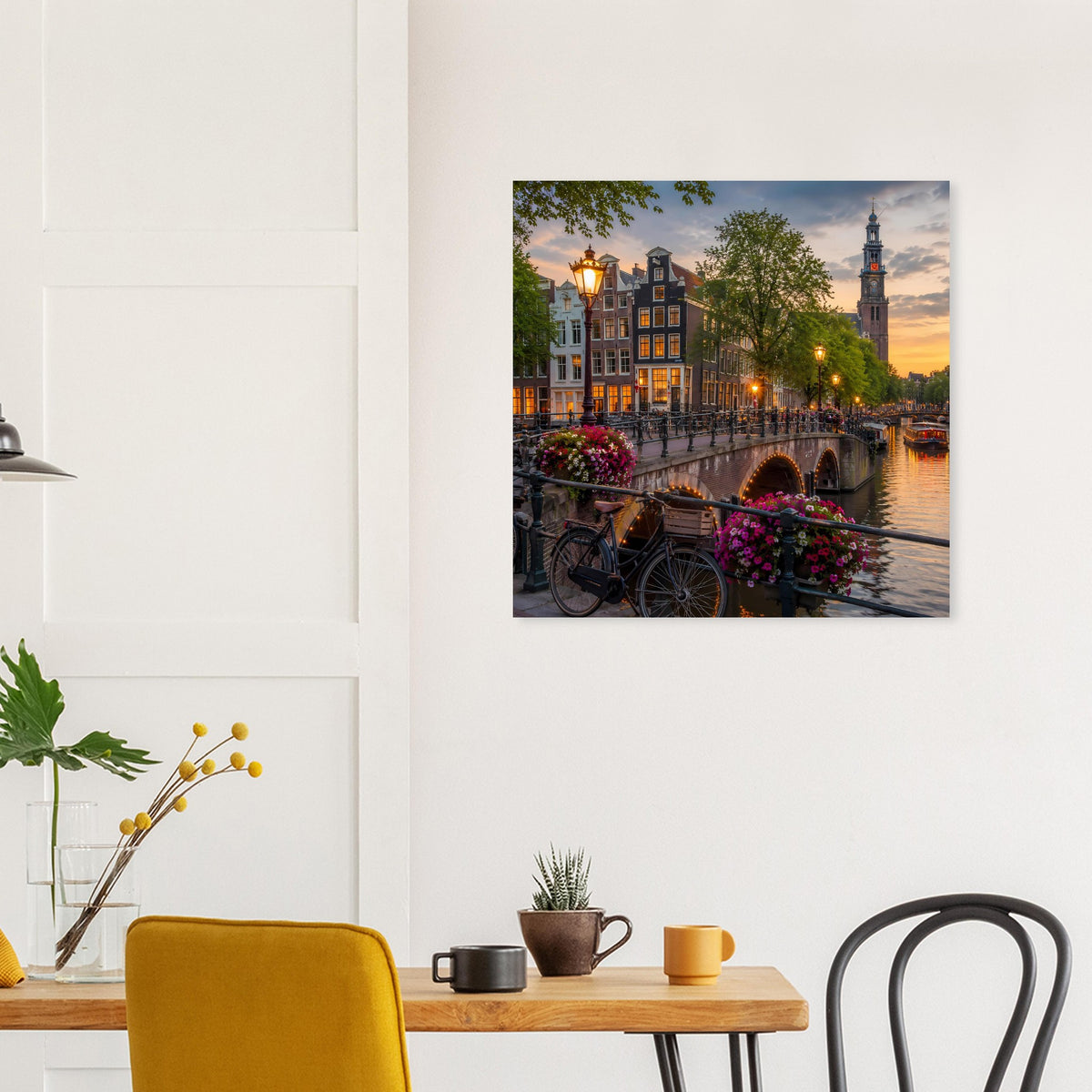 Poster mit Amsterdamer Abendlicht: Kanal, Fahrräder, Blumen und Leuchtturm