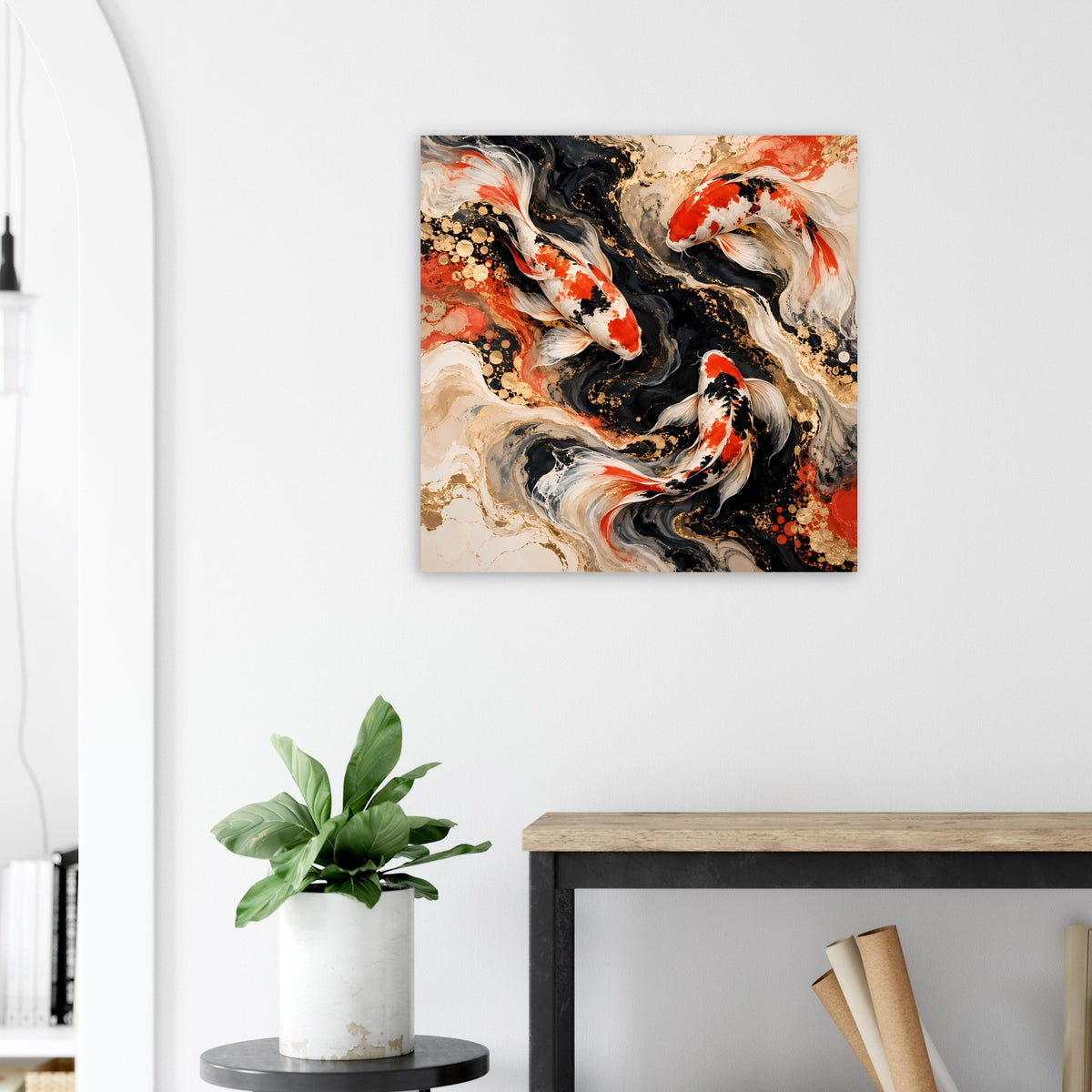 Quadratisches Kunstposter mit Koi-Fischen, überwiegend schwarz und beige, rote Spritzer