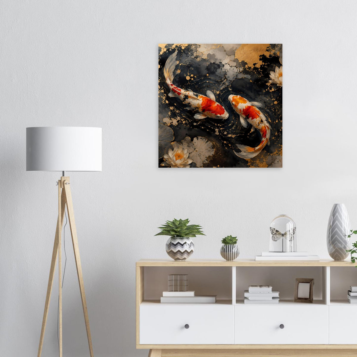 Poster mit zwei Koi im dunklen Wasser, roten/weißen Schattierungen und goldenen Akzenten