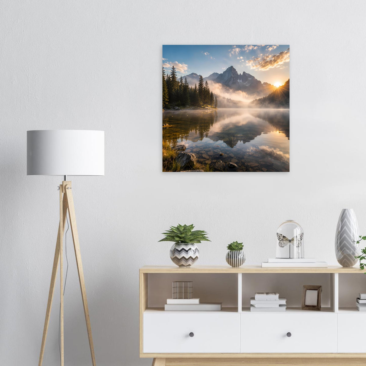 Gerahmtes Poster mit Berglandschaft, Wald und reflektierendem See bei Sonnenuntergang.