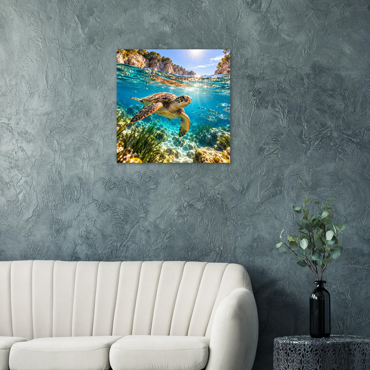 Quadratisches Wandposter mit Meeresschildkröte unter Wasser und Sonnenlicht von oben