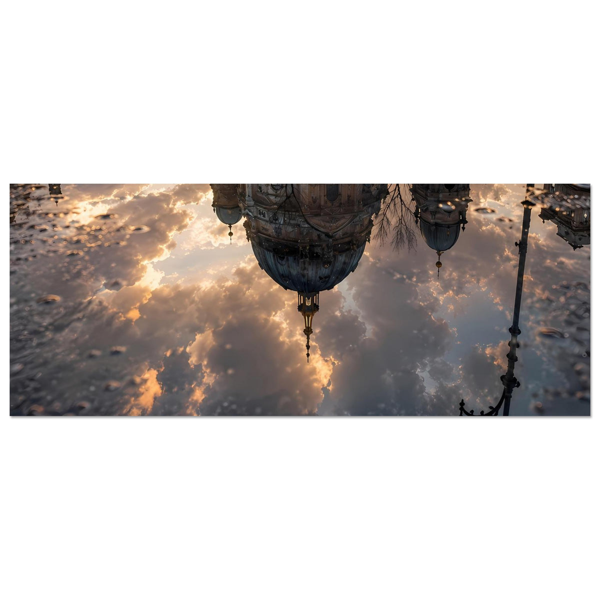 Horizontales Wandposter: Stadt über Wolken, Spiegelungen und hängende Laternen am Rand