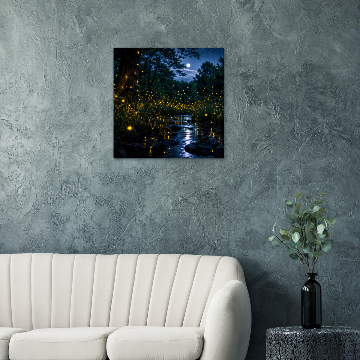 Gerahmtes Poster mit nächtlicher Landschaft: schimmernder Pfad und Glühwürmchen über Wasser