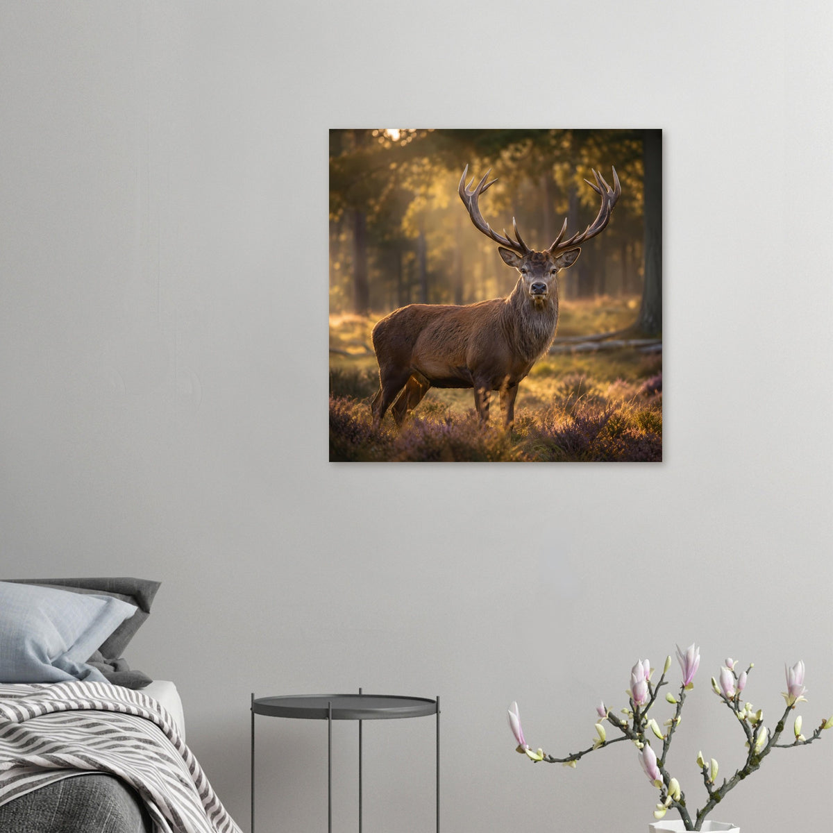 Kleines Poster mit Hirschbock im braunen Fell und großem Geweih, warme Waldszene