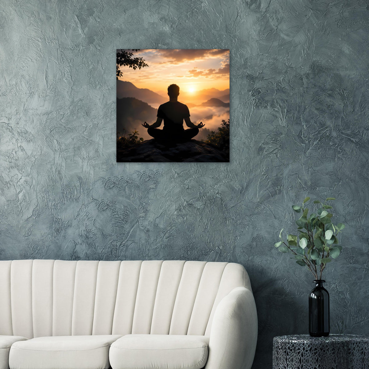 Quadratisches Poster mit meditierender Silhouette vor untergehender Sonne, und Berge, schwarz gerahmt