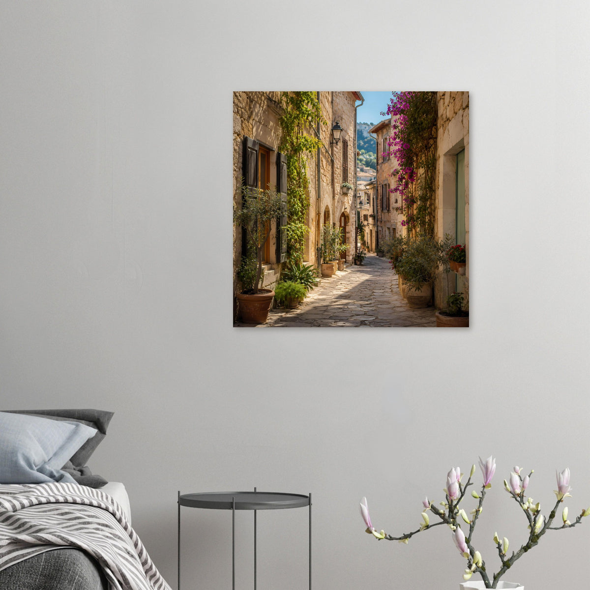 Mediterranes Poster: kleines Hochformat-Printmotiv mit Steingasse, Pflanzkübeln und violetten Blüten