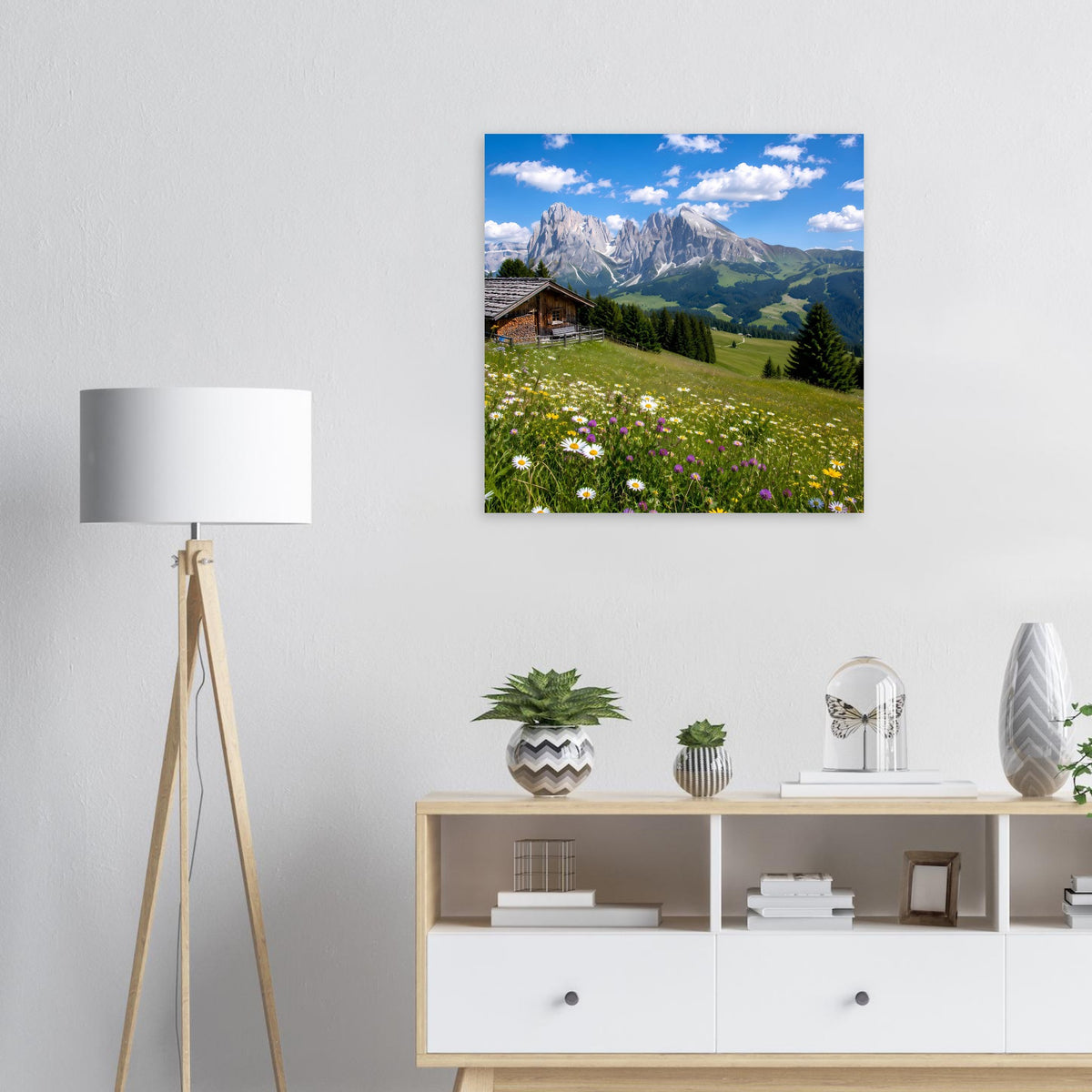 Alpenwiesen-Landschaftsposter mit Almhütte, Blumenwiese und Bergpanorama, blauer Rand