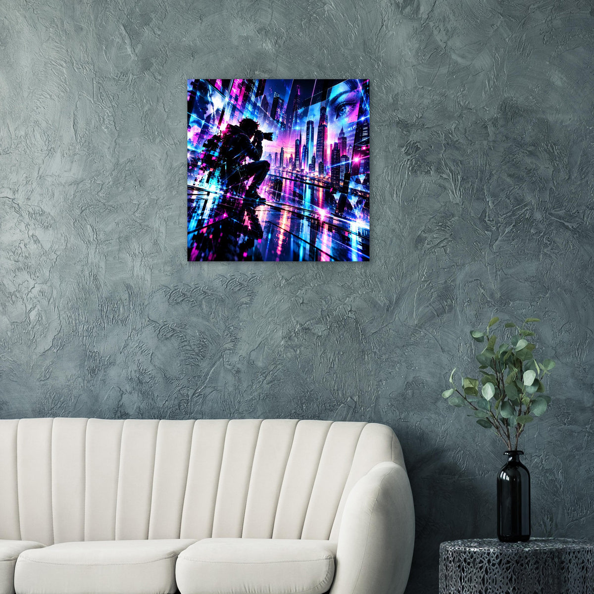 Quadratisches Cyberpunk-Poster mit Neon-Skyline, Figurensilhouette und kräftigen Blau-Lila Lichtern