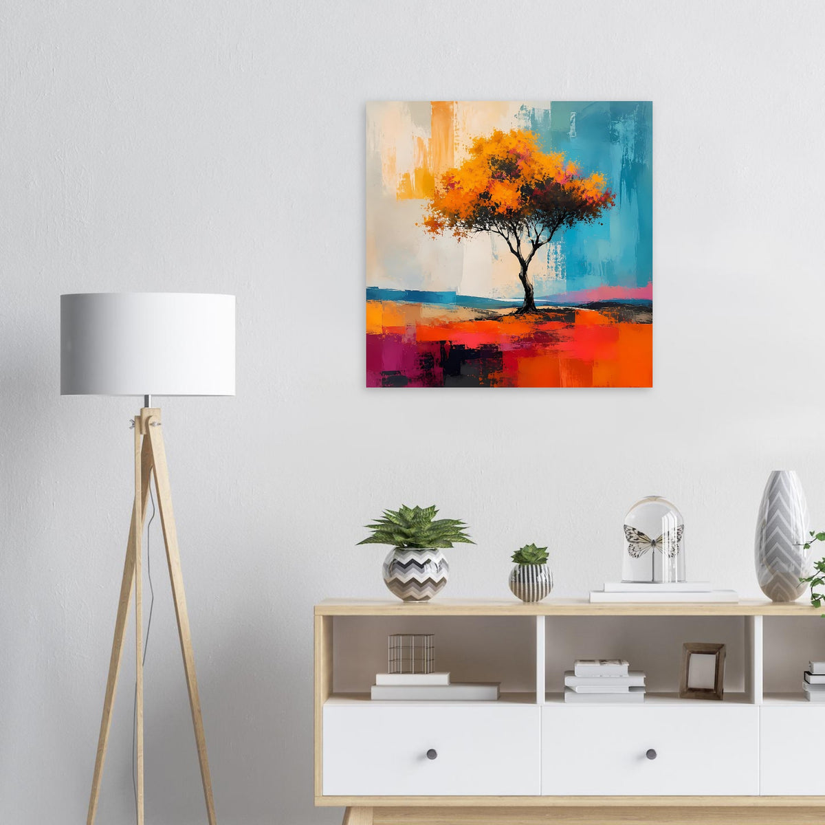 Quadratisches Wandposter mit Baum in Orange und Türkis, farbige Streifen am Boden