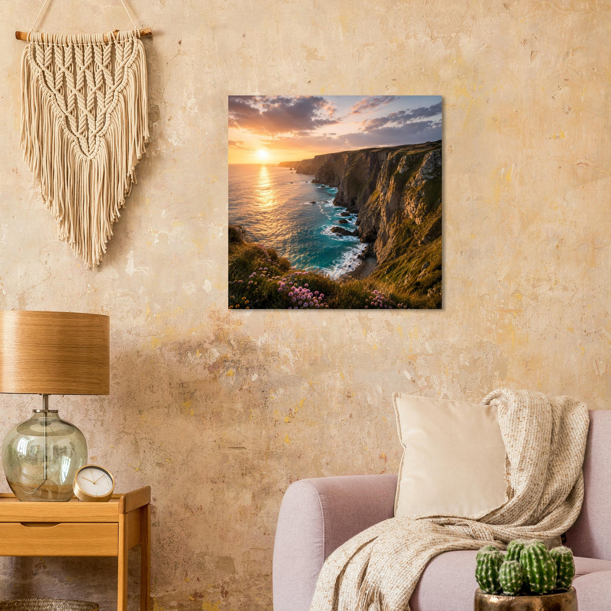 Poster mit Sonnenuntergang über dem Meer und Küstenklippen, farbige Blumen am Hang.