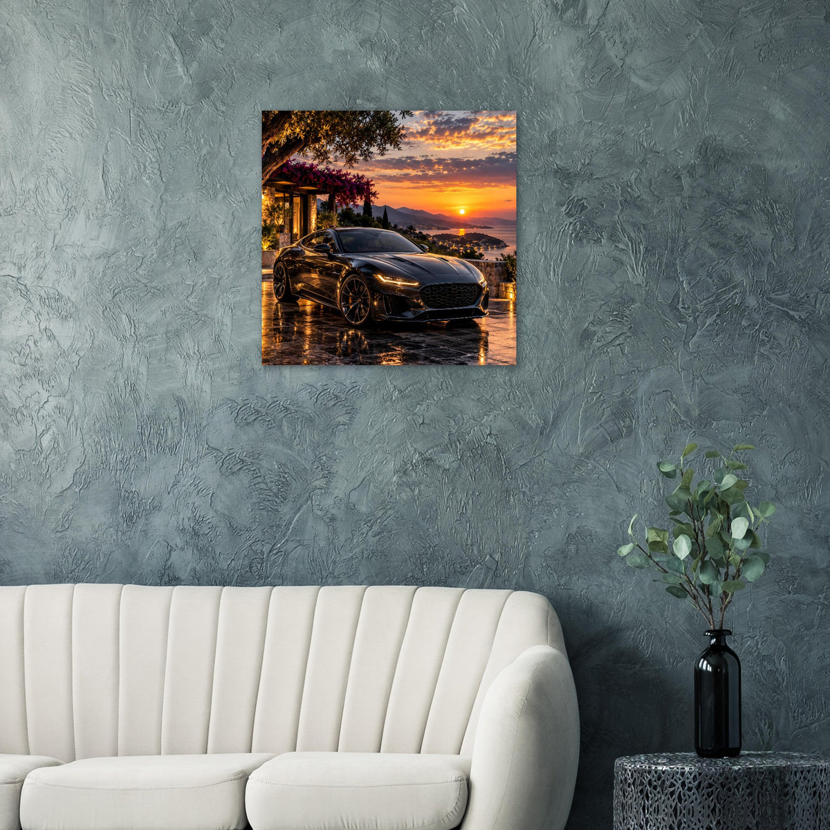 Poster mit Sonnenuntergang und schwarzem Sportwagen, warmes Abendlicht und nasse Straße