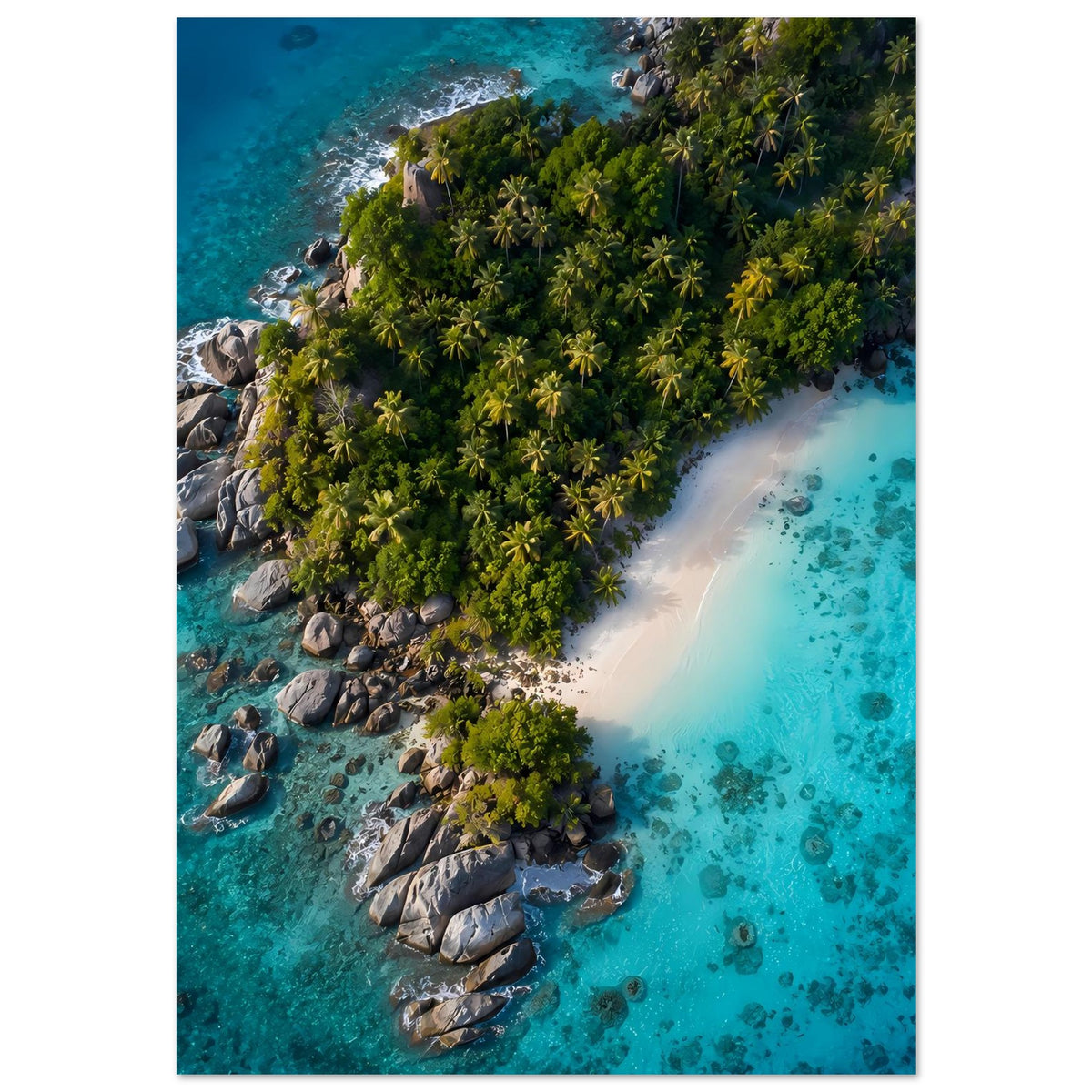 Posteransicht einer Küste mit dichtem Palmenwald, Sandbucht, türkisblauem Wasser und Steinen