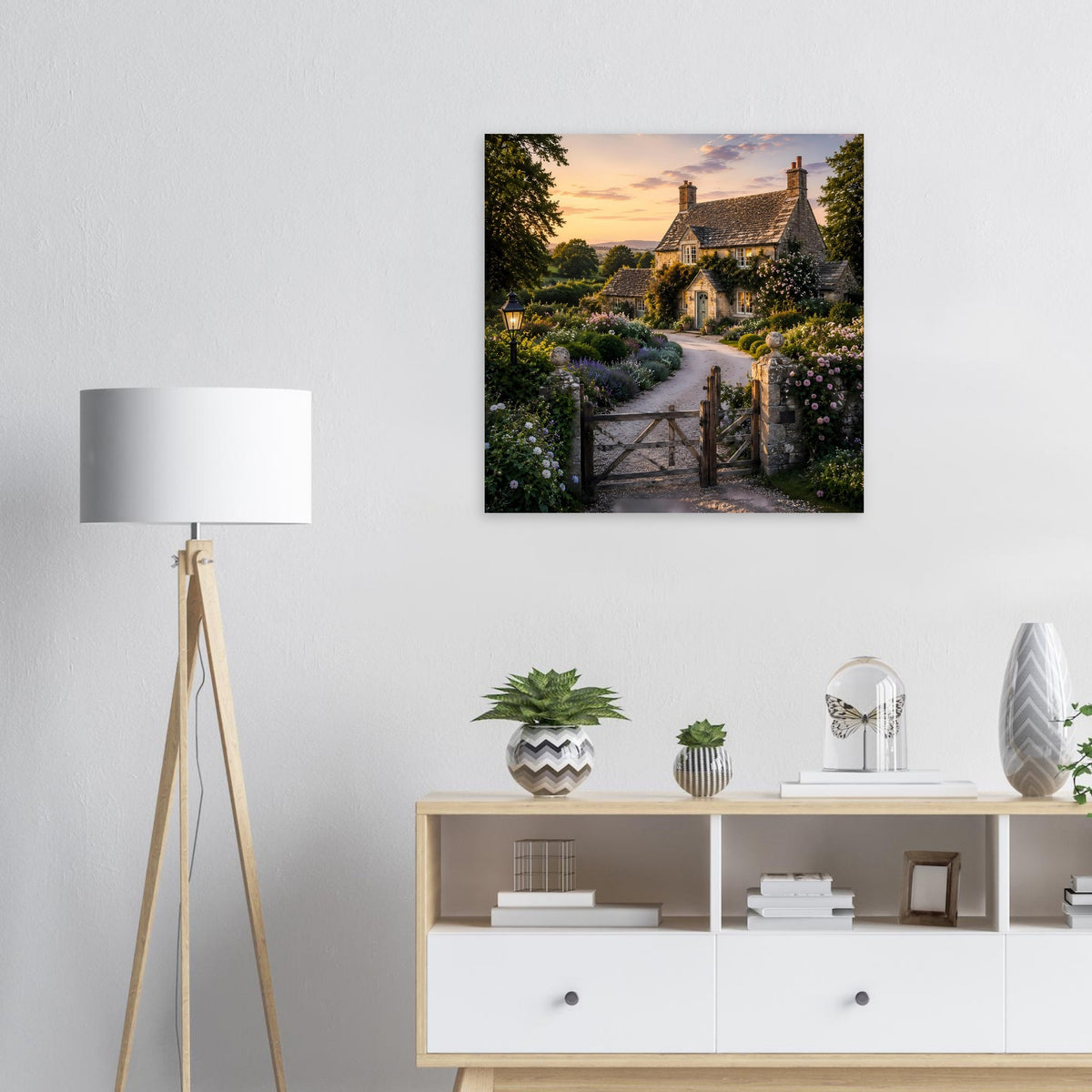 Gerahmtes Poster mit Landhaus, Gartenweg und Blumenbeeten bei Sonnenuntergang