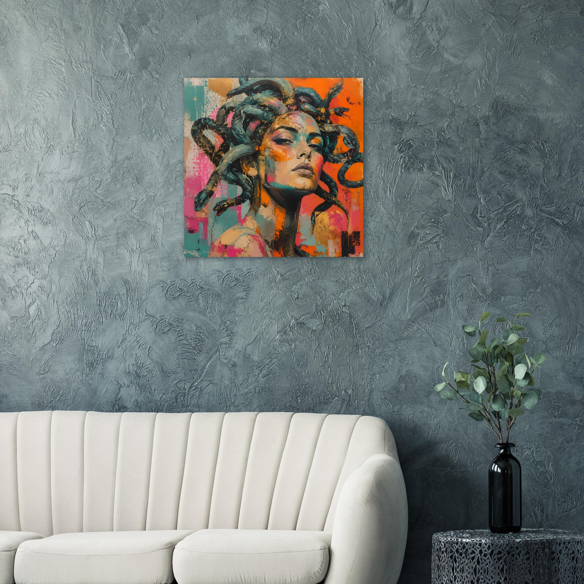 Poster mit Medusa-Figur: buntes Schlangenhaar und gemalte Gesichtspartie in kräftigem Kontrast