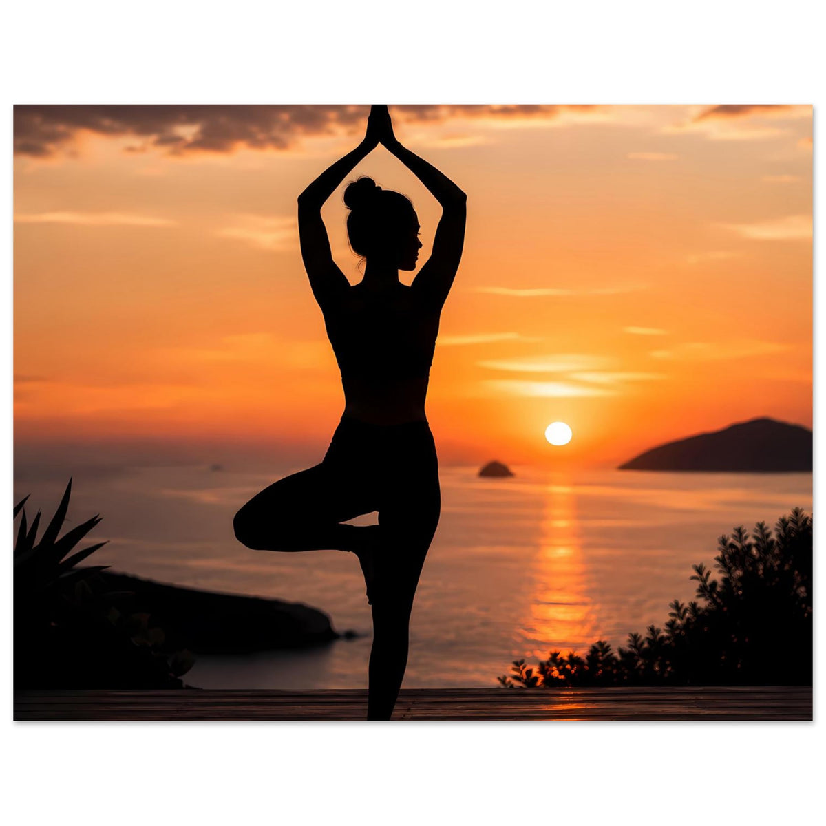 Yoga-Poster im Querformat: Yogafigur im Lotussitz als schwarze Silhouette, Sonnenuntergang über Wasser.