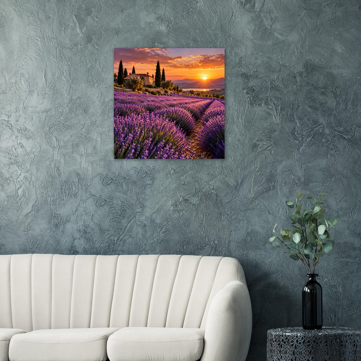 Quadratisches Poster mit Lavendelfeldern bei Sonnenuntergang an grauer Wand