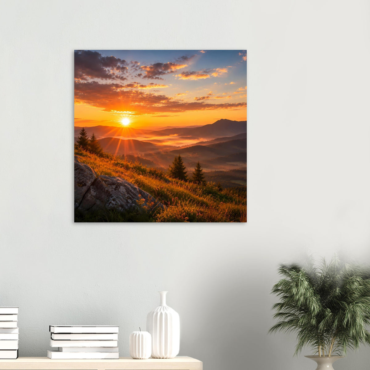 Gerahmtes Landschaftsposter mit Sonnenuntergang über Wiesen und Bergen, quadratisch