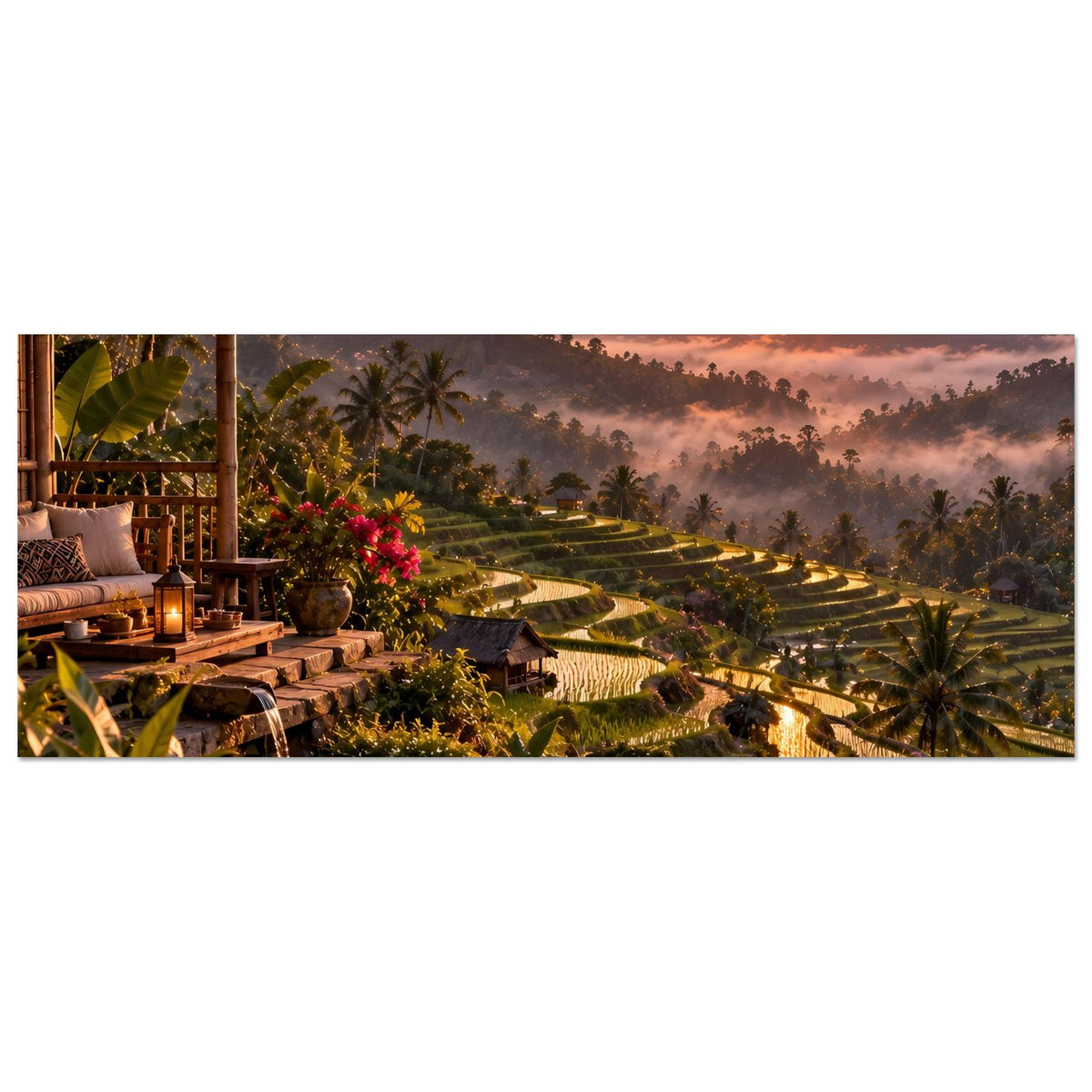 Horizontales Poster mit Reisterrassen, Palmen und tropischer Lodge bei Sonnenuntergang