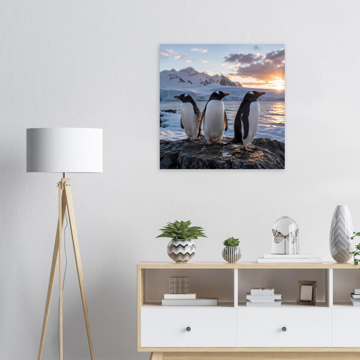 Wandposter mit drei antarktischen Pinguinen auf Felsen, Bergen und Abendhimmel