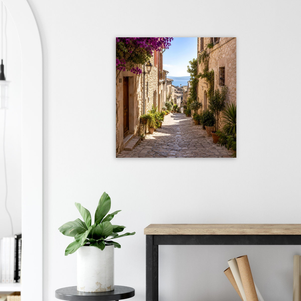 Quadratisches Wandposter mit mediterraner Steingasse, Topfpflanzen und lila Blüten über dem Weg