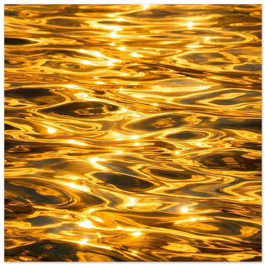 Abstraktes Poster mit gold-orangen Wellen und dunklen Akzenten auf mattem Papier.