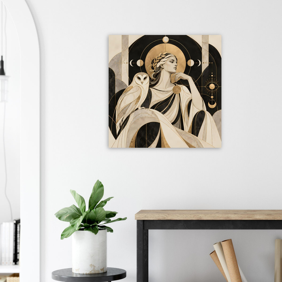 Poster mit Frau in beige-schwarzem Stil, goldener Kugel im Kreis und Fabeltier links