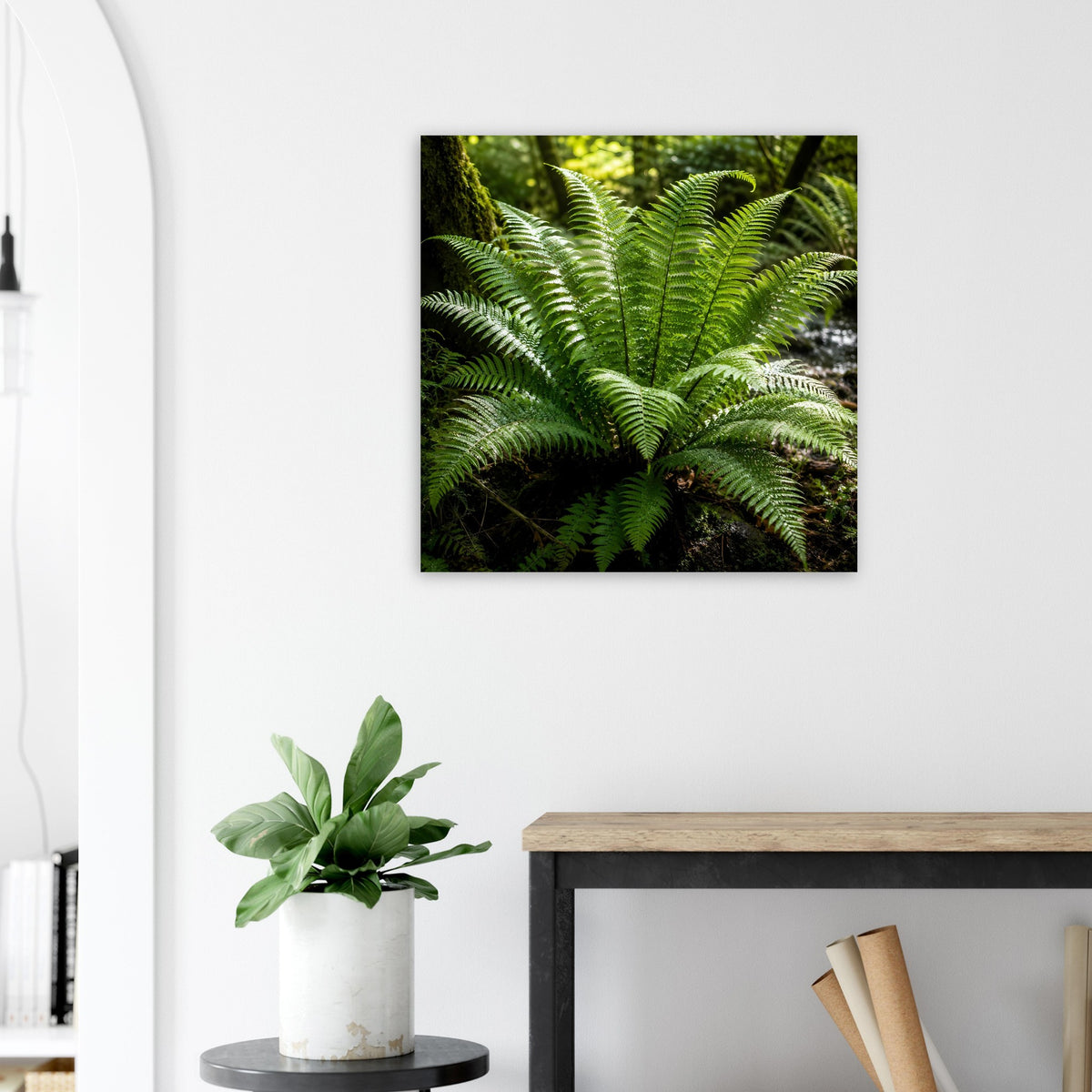 Naturposter mit grünen Farnwedeln an einer weißen Wand, dekorativ gerahmt