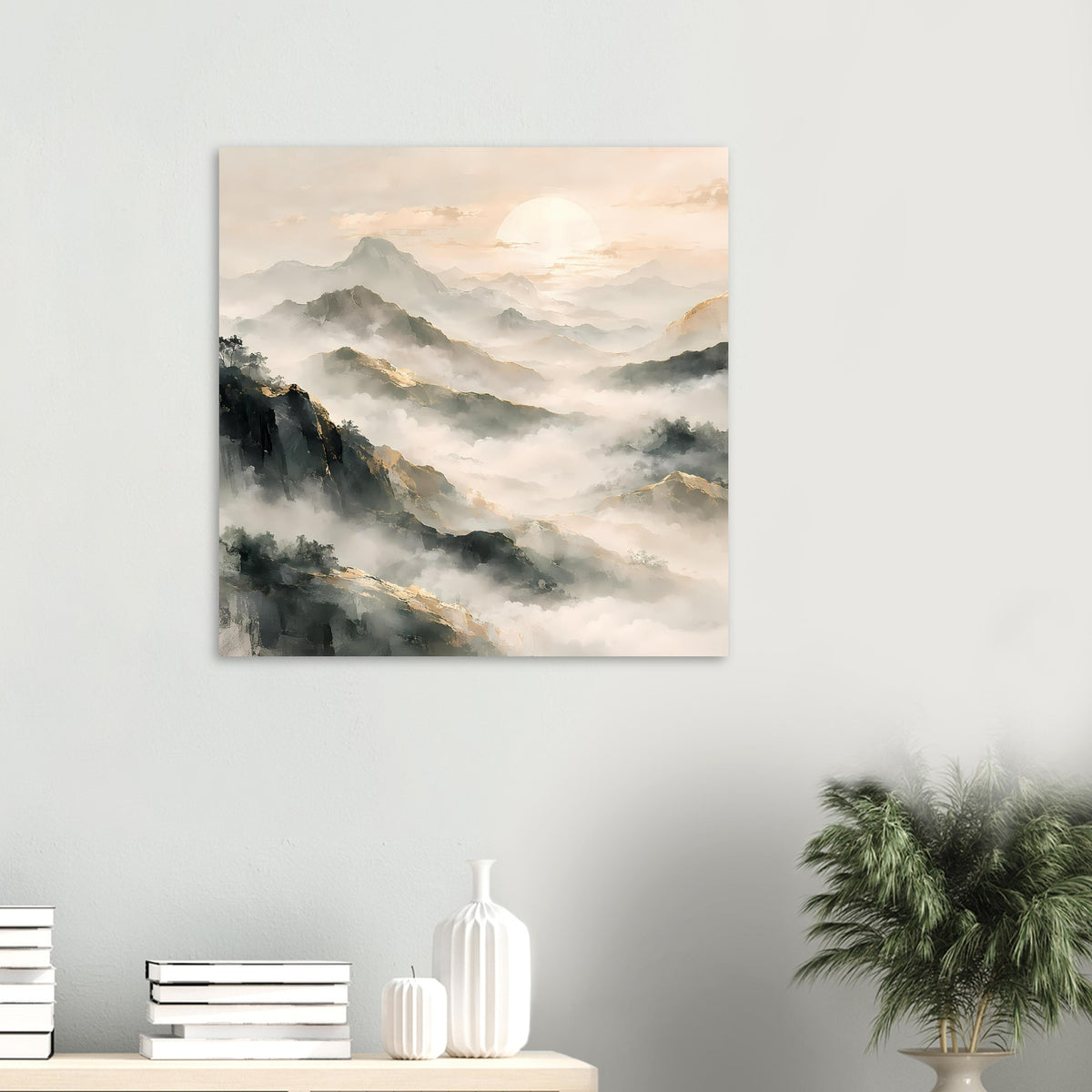 Kleines Poster mit Bergpanorama in sanften Naturtönen, Sonne über den Nebelhängen