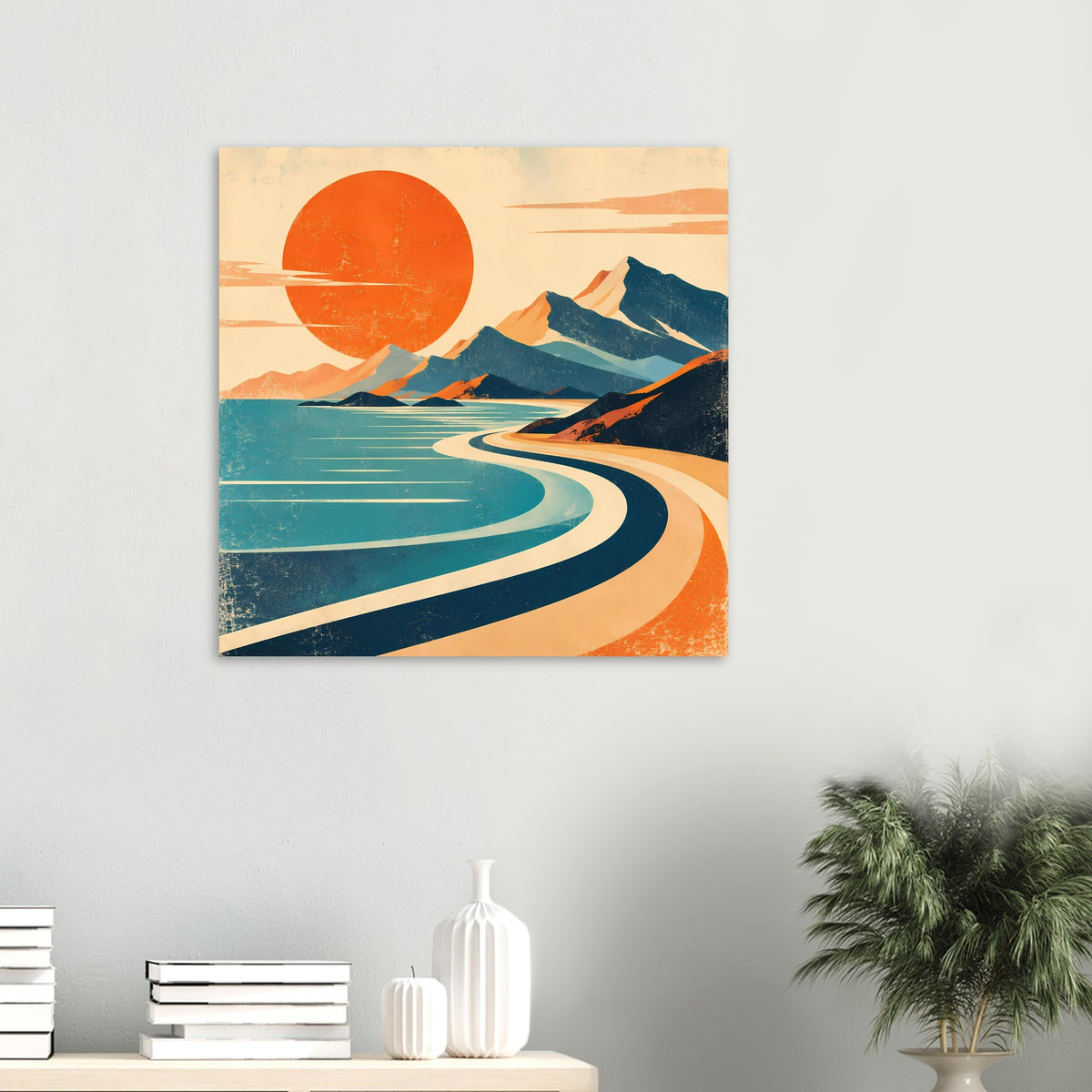 Vintage-Poster an Wand, kleines Motiv: orange Sonne, blaue Berge, türkisblaues Wasser und Weg