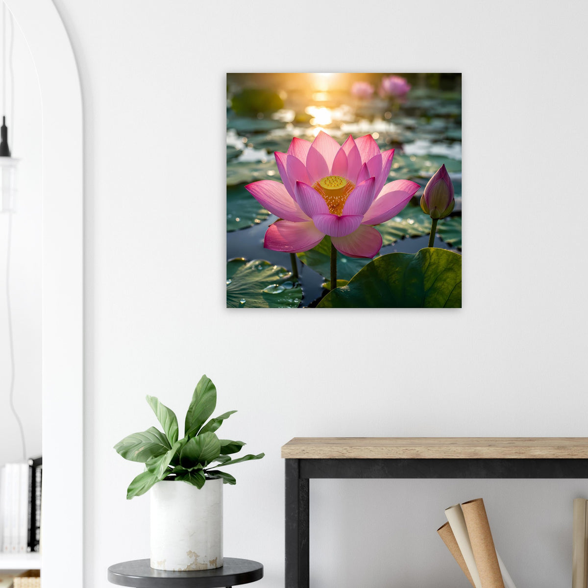 Quadratisches Wandposter mit Lotusblüte in Pink, teilweise von grünen Blättern verdeckt