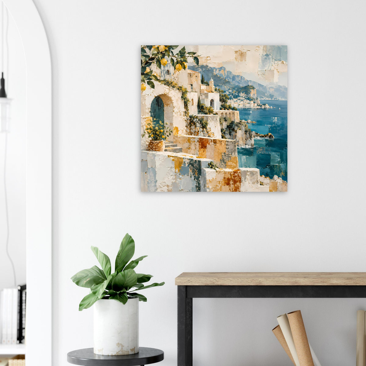 Kunstposter mit Küstenpromenade in Ocker und Tiefblau