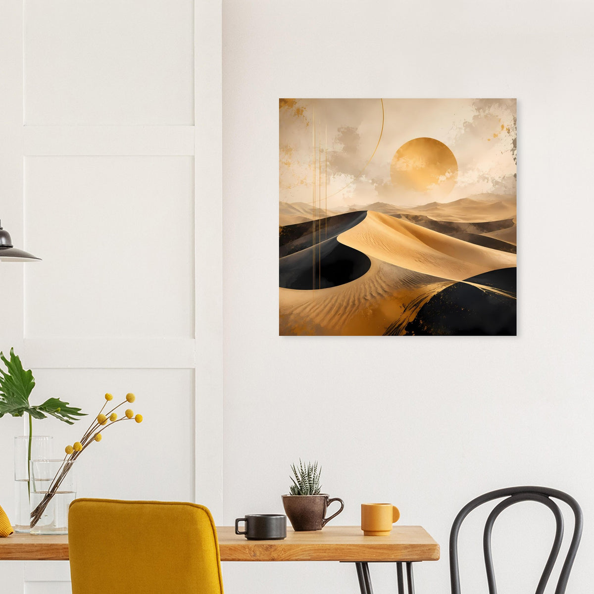 Quadratisches Poster mit Wüstendünen, schwarzem Sand und runder goldener Sonnenscheibe