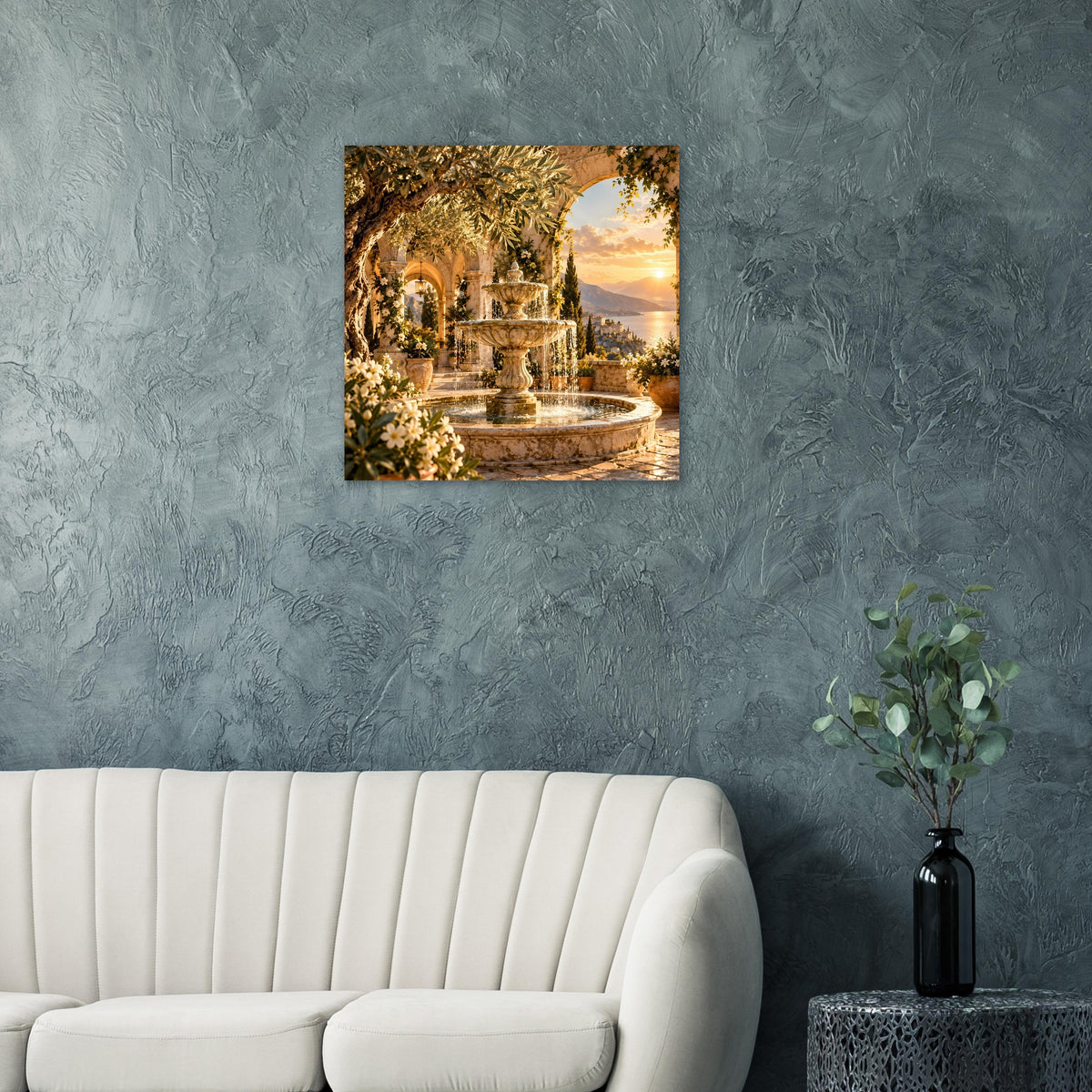 Mediterranes Sonnenuntergang-Brunnenposter mit Fontäne, Grün und goldenem Licht am Abend
