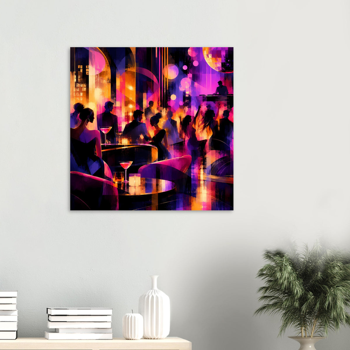 Quadratisches Poster: Nachtclub mit Personen an Tischen, farbige Drinks und Lichter