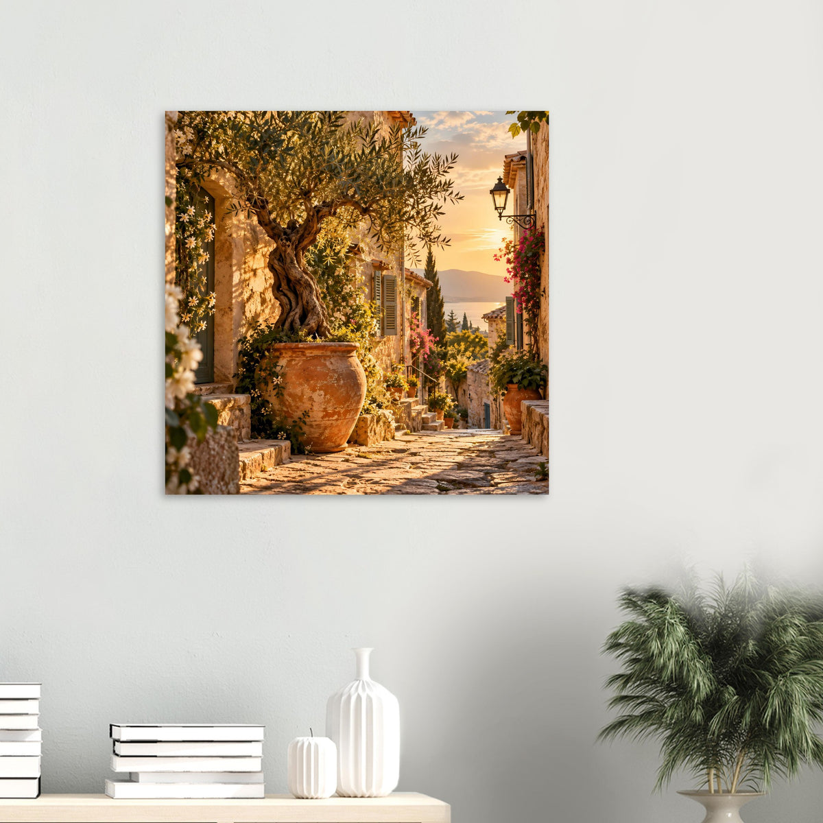Wandposter mit Olivenbaum und Tongefäß in mediterraner Gasse, goldenes Abendlicht