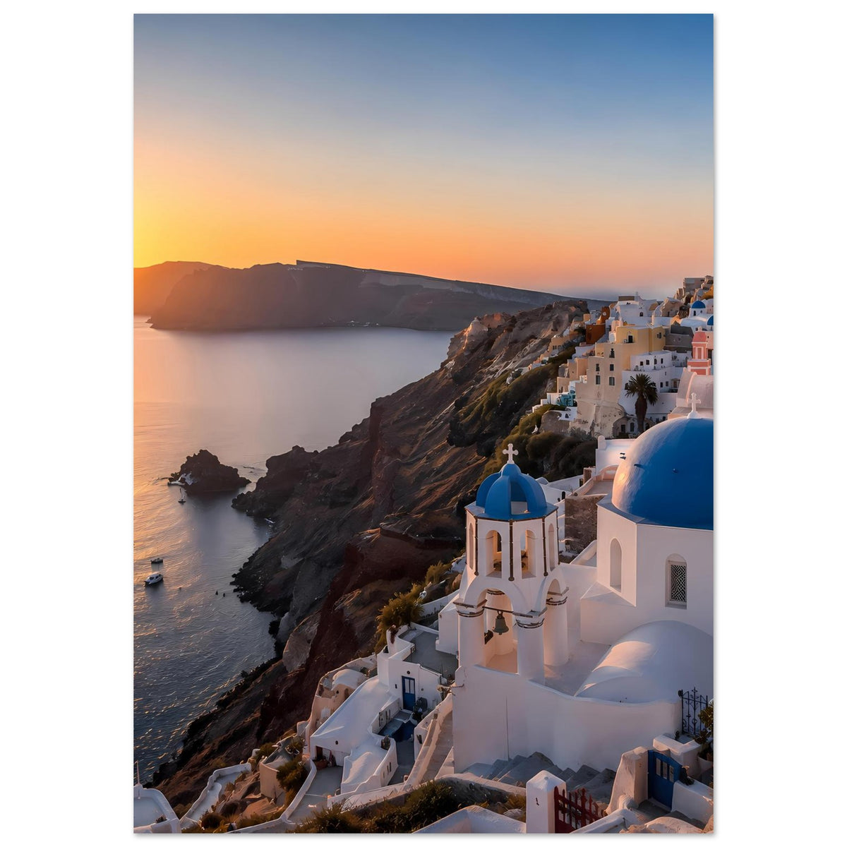 Poster: Teilansicht von Santorini mit blauen Kirchenkuppeln und Wasser bei Abend