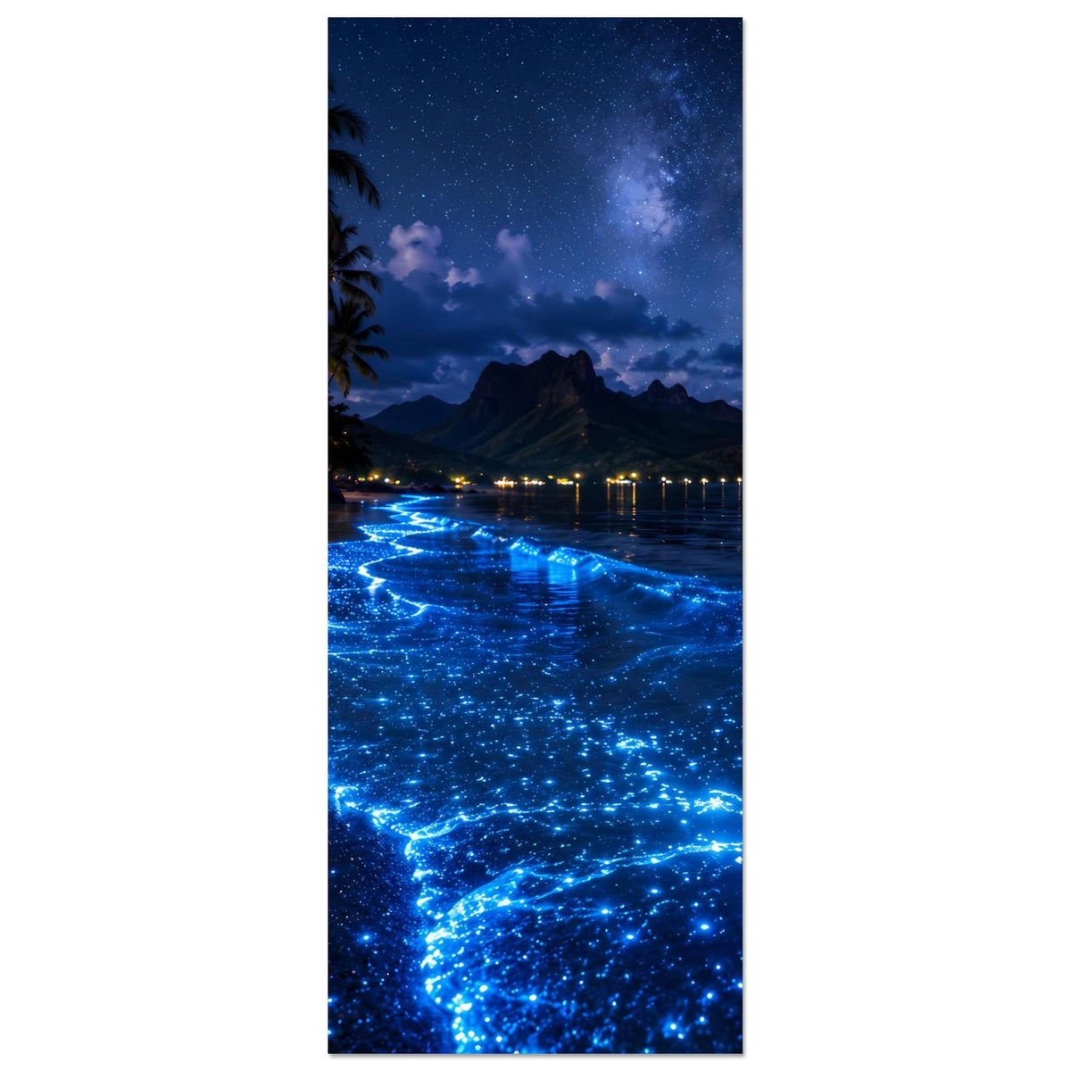Leuchtendes Nachtmeer Poster (vertikal) mit blau funkelnden Wellen bis zum Strand