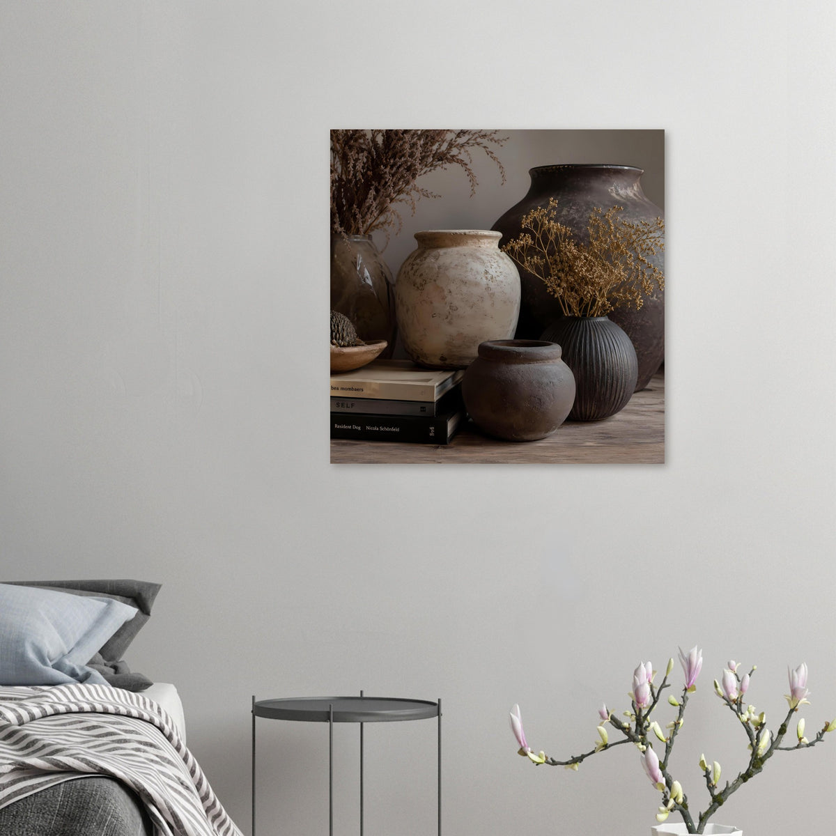 Kleines Poster mit Vasen-Deko und Trockenblumen in Naturtönen, auf Wand montiert