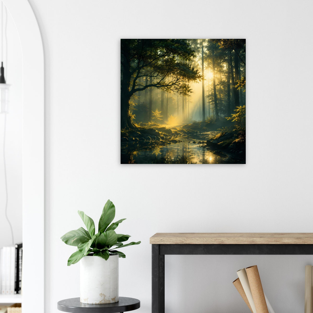 Poster an der Wand mit Waldszene, hell leuchtendem Sonnenlicht, Nebel und Bach in Grüntönen.