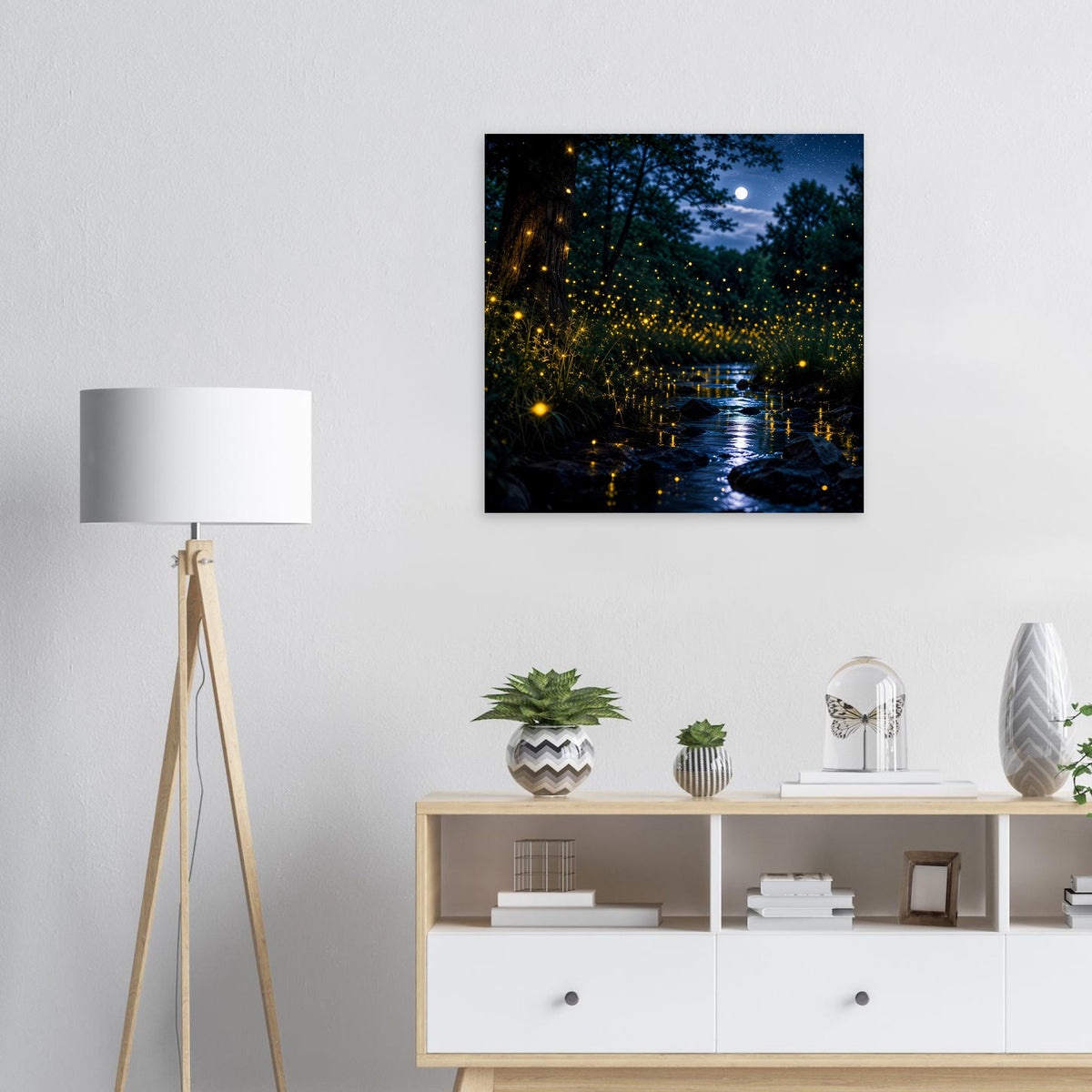 Gerahmtes quadratisches Poster mit nächtlichem Waldweg und glühenden Glühwürmchen