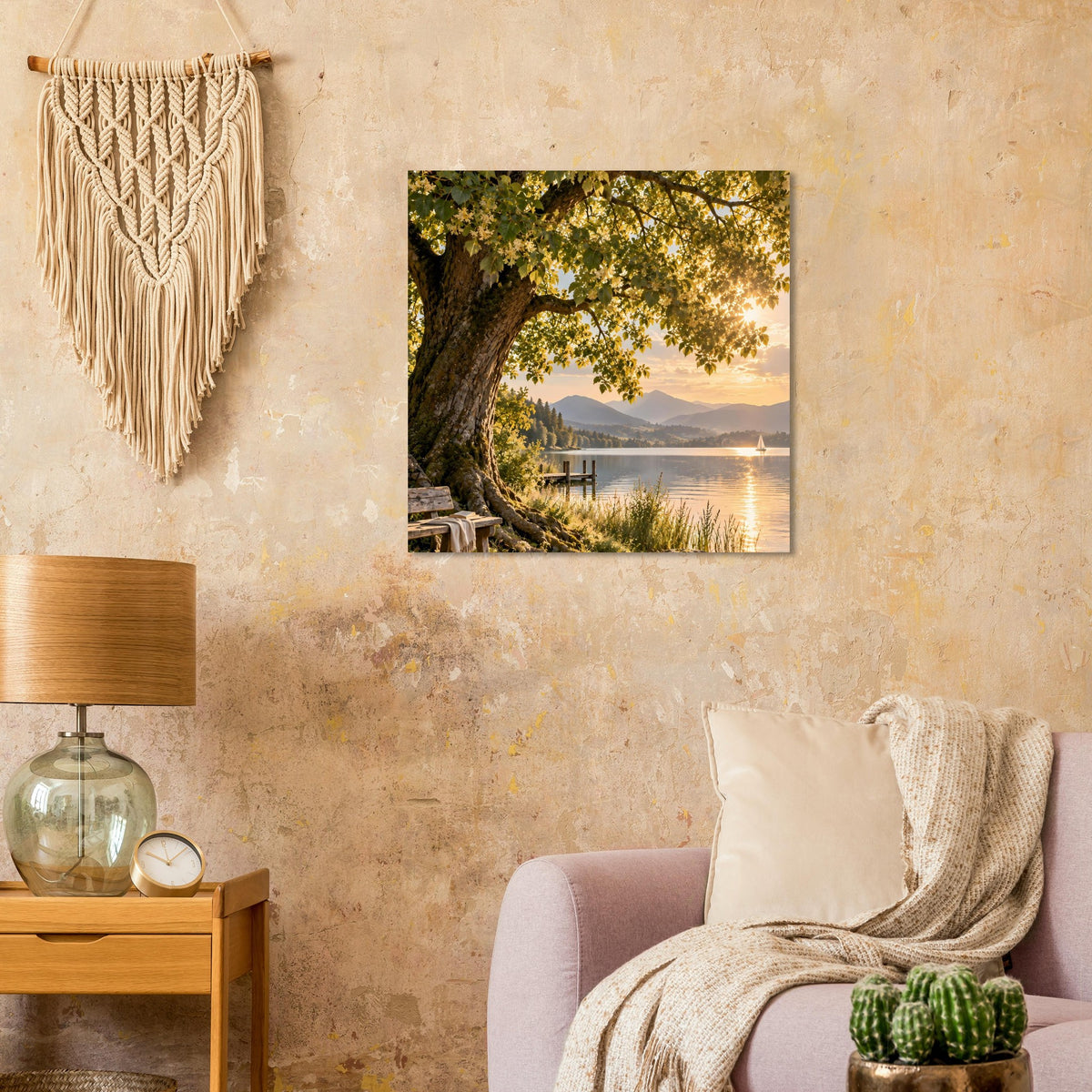 Naturposter mit Baum am Seeufer, Steg und Sonnenuntergangsstimmung am Horizont