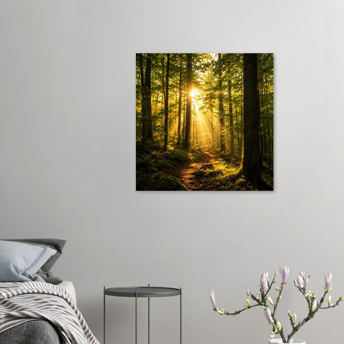 Kleines Poster: Wald mit Sonnenstrahlen und Pfad, goldenes Licht durch hohe Bäume
