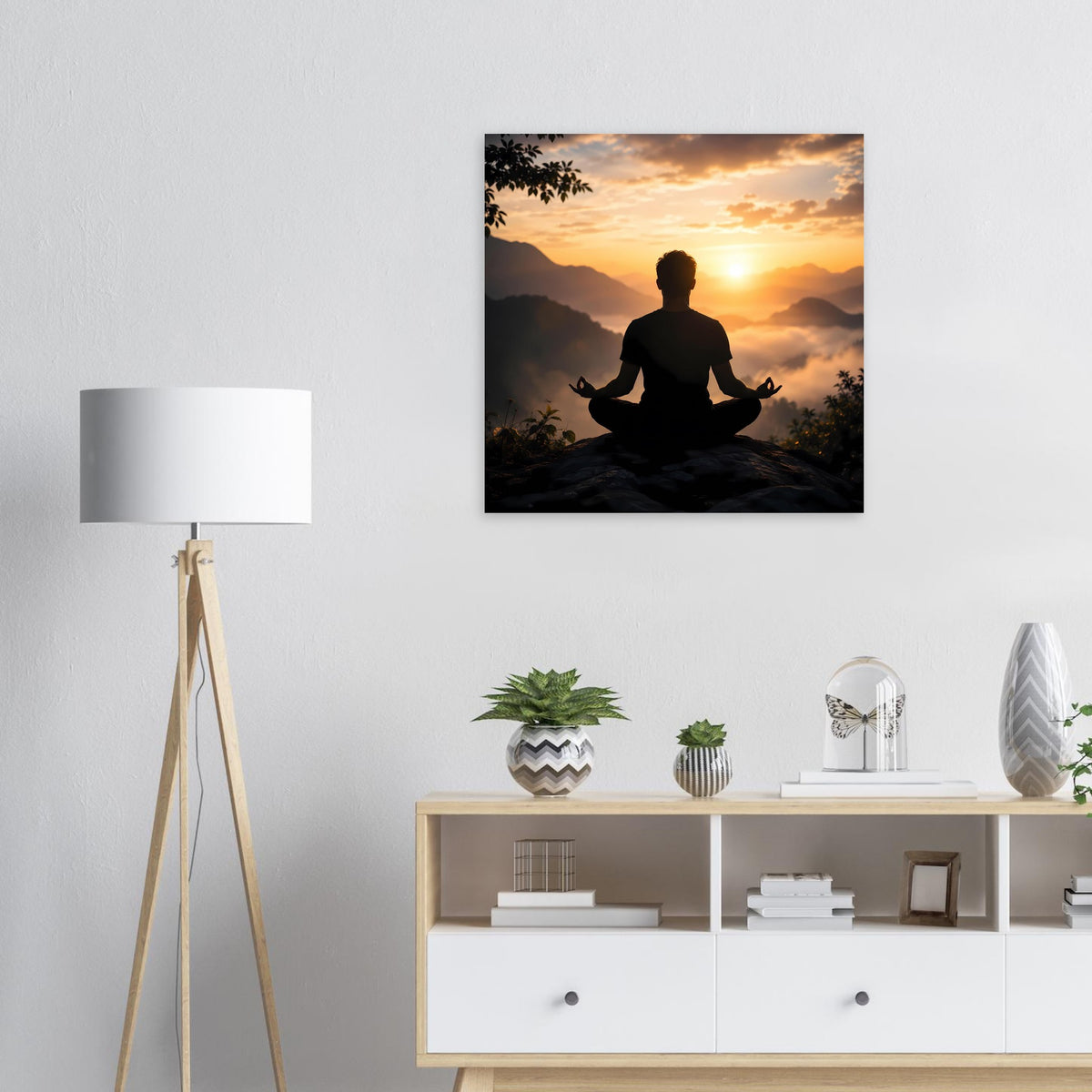 Quadratisches Poster: meditierende Silhouette beim Sonnenuntergang über Berglandschaft schwarz gerahmt